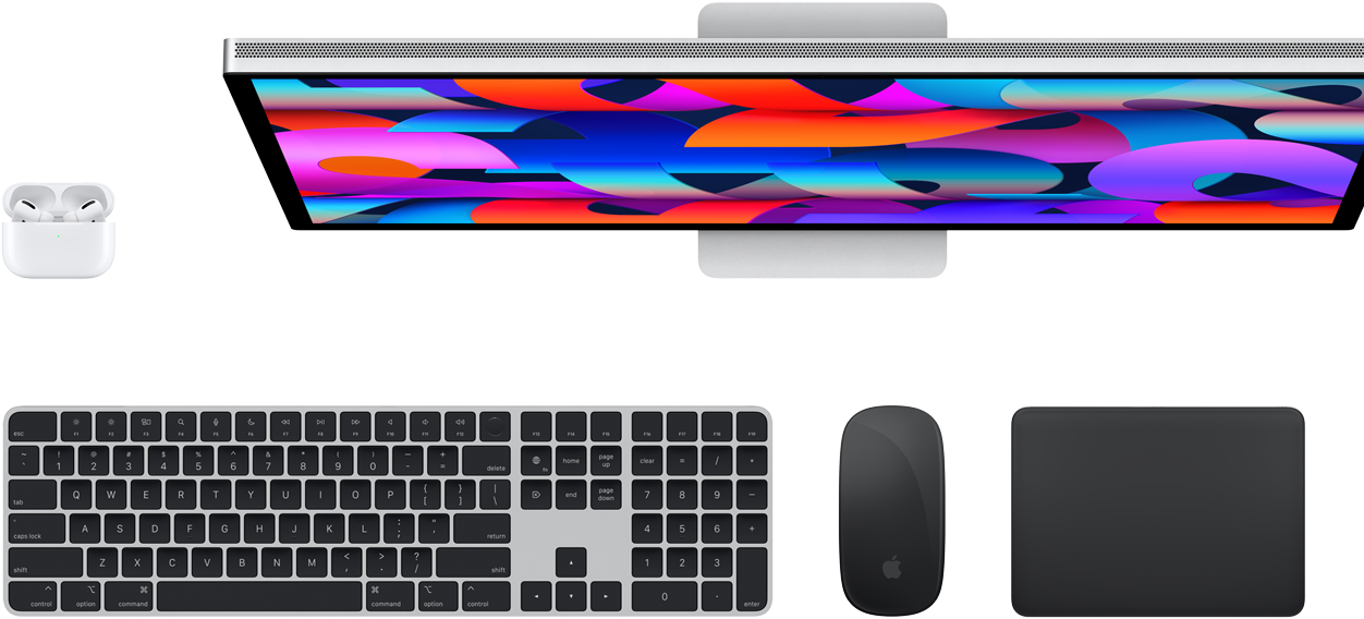 Vista dall’alto di AirPods, Studio Display, Magic Keyboard, Magic Mouse e Magic Trackpad.