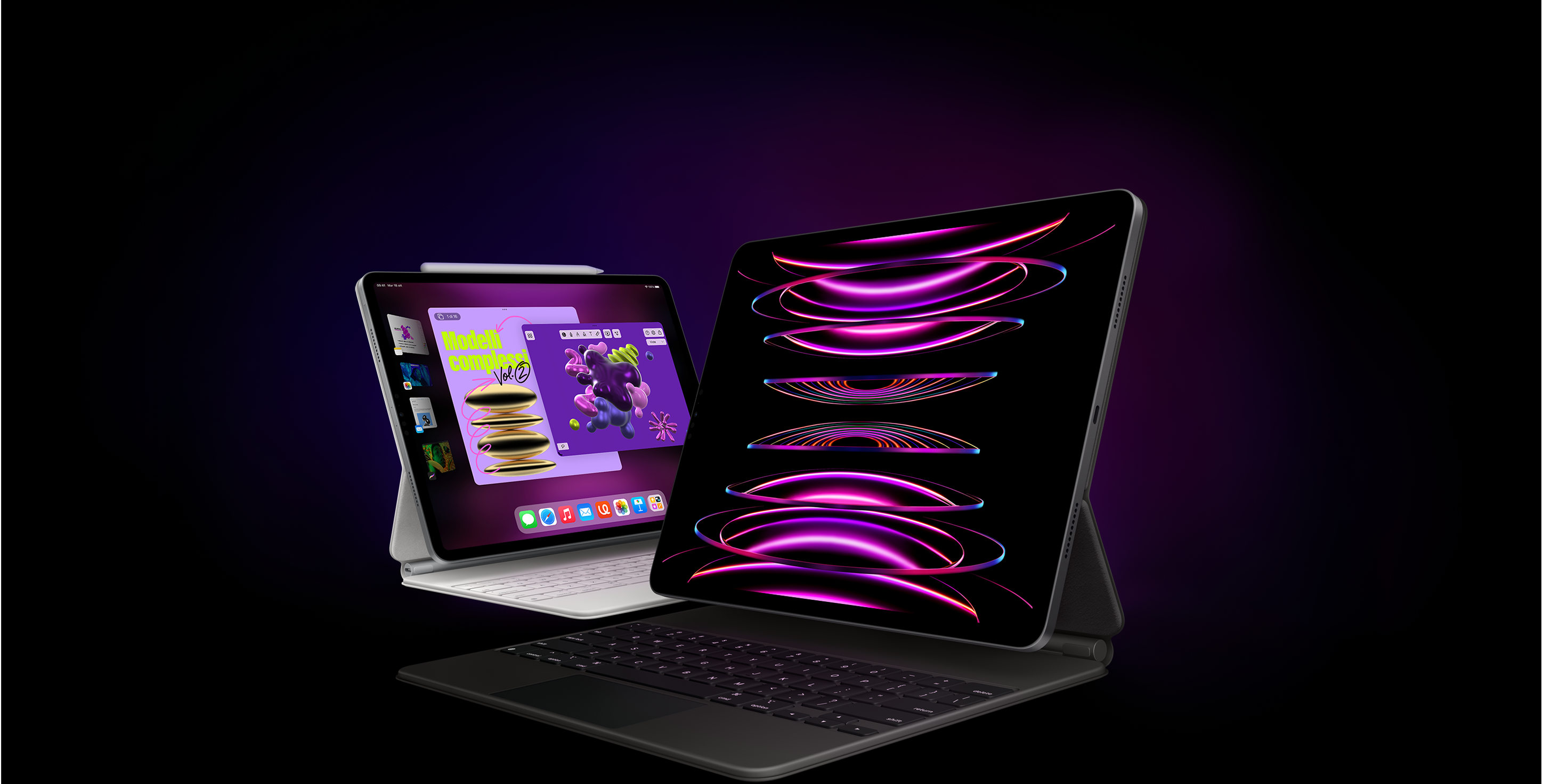 Un iPad Pro con una Magic Keyboard nera e un’immagine di sfondo sul display. Leggermente più indietro c’è un altro iPad Pro con Magic Keyboard bianca e Apple Pencil che mostra Stage Manager